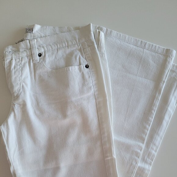 Two pairs of boot cut white jeans (Roxy jeans and Kenzie jeans) - Picture 4 of 8